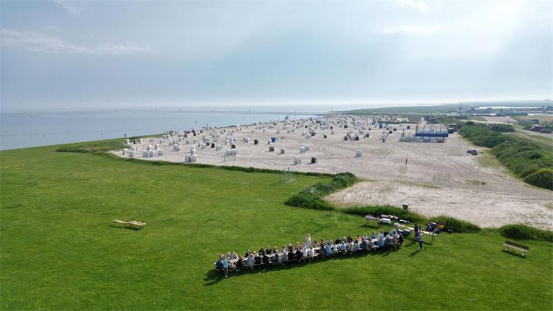 Internationales Deichfrühstück in Neuharlingersiel zum Wattenmeer-Jubiläum zieht zahlreiche Gäste an