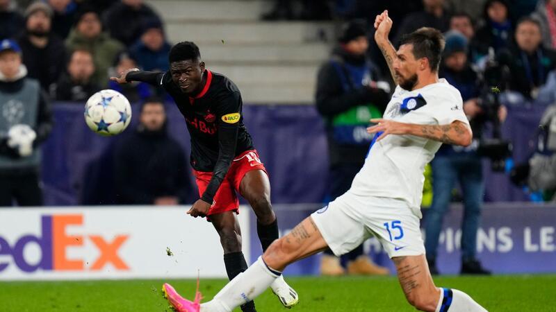 Real, Inter und San Sebastián im Achtelfinale Inters Francesco Acerbi (r) kann Salzburgs Karim Konate nicht am Schuss hindern.