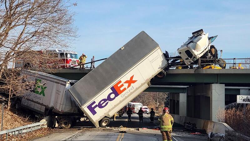 Bilder des Tages Interstate Richtung New York: Feuerwehrleute untersuchen die Unfallstelle, an der ein Lkw auf einer Brücke umgestürzt ist.