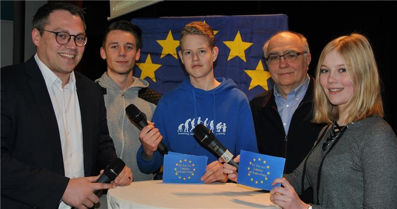 Interview mit dem EU-Abgeordneten Tiemo Wölken : die Interviewer Jörn Kankelfitz und Annika Gürtler sowie im Hintergrund Politiklehrer Wolfgang Wölken und Jan-Michel Lucassen. Foto Lohmann