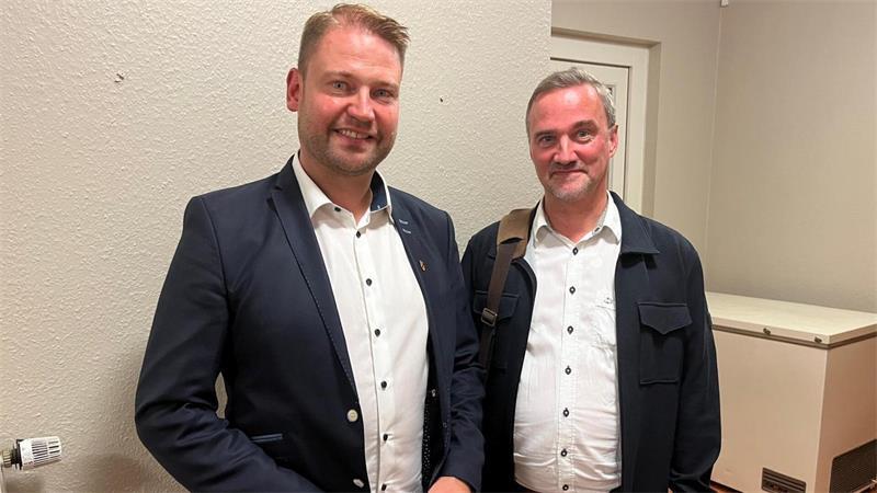 Projekt der Superlative im Kreis Stade: Leben in Bokel bald 68.000 Hühner? Investor Jürgen Terhorst (links) und Architekt Reiner Kieckbusch stellten dem Ausschuss ihre Pläne vor.