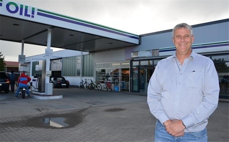 Investor Udo Nagel vor seiner neuen Oil-Tankstelle. Foto von Allwörden