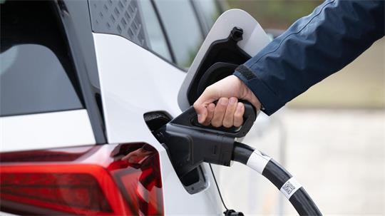 Inzwischen gibt es mehr als 200.000 öffentliche Ladepunkte für Elektroautos. (Archivbild)