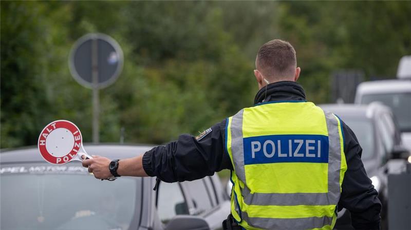 Nur wenige Wähler rechnen mit Wirtschaftswende nach der Wahl Inzwischen gibt es stationäre Kontrollen an allen deutschen Landgrenzen.