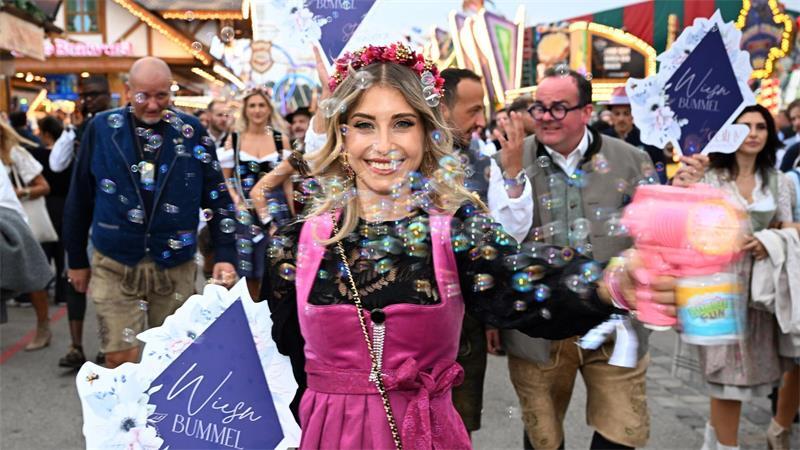 Wiesn-Lizenz: Das gilt für Influencer auf dem Oktoberfest Inzwischen hat die 38-jährige Cathy Hummels eine Lizenz für die Wiesn. (Archivbild)