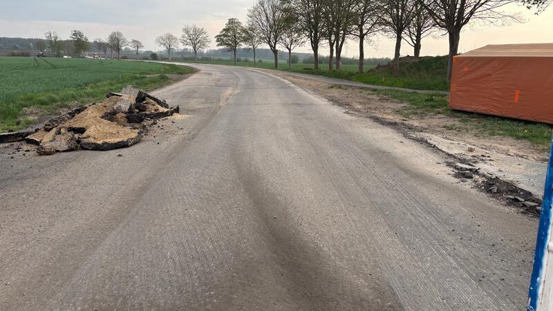Inzwischen ist eine weitere Asphaltschicht aufgebracht. Teile des alten Unterbaus mussten aber teuer entsorgt werden.