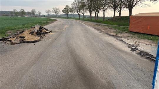 Inzwischen ist eine weitere Asphaltschicht aufgebracht. Teile des alten Unterbaus mussten aber teuer entsorgt werden.