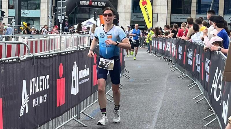 Ira May läuft den Jungfernstieg beim Ironman in Hamburg entlang. An der Laufstrecke schauen viele Menschen zu.