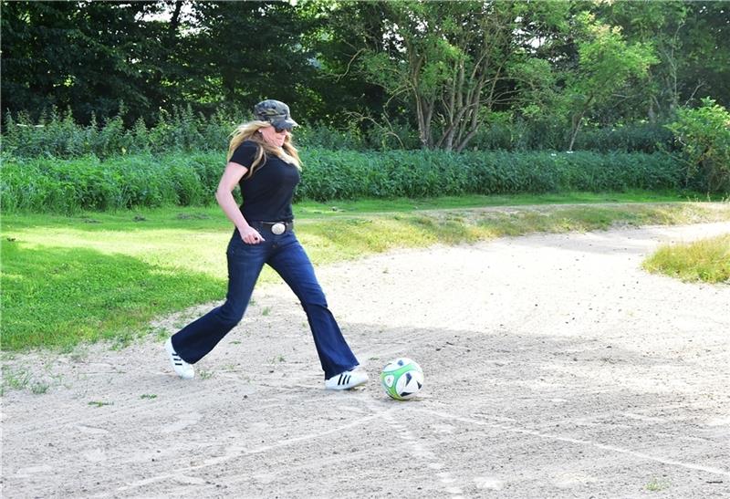 Ira hat den Ball in einen Sandbunker bugsiert - und muss ihn befreien.