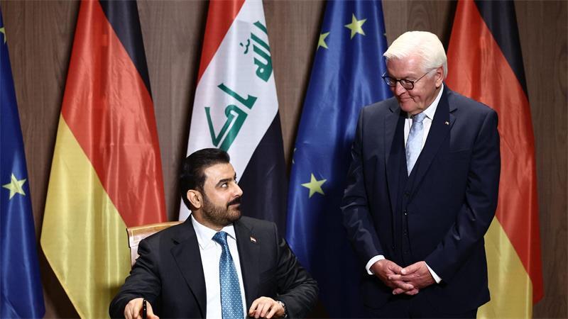 Iraks Premier trägt sich bei Steinmeier ins Gästebuch ein
