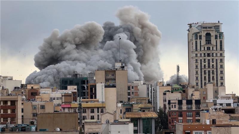 Iran-Krieg - Eine Rauchwolke steigt nach einer Explosion in Teheran auf.