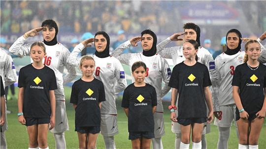 Iranische Fußballerinnen salutieren bei der Nationalhymne vor dem Spiel gegen Australien.