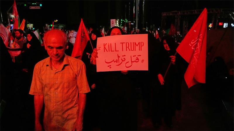 Irans Führung fordert Vergeltung für die Tötung des obersten Führers Ajatollah Ali Chamenei.