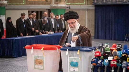 Irans Religionsführer Ajatollah Chamenei während seiner Stimmabgabe in Teheran.