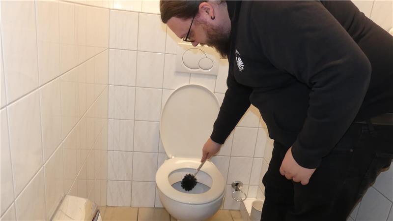 Irgendwo muss der Fäkalschlamm hin, das kostet. In Drochtersen dürfen sich nun die Besitzer von Kleinkläranlagen auf 2026 freuen - die Fäkalschlamm-Abfuhr wird endlich wieder etwas günstiger.