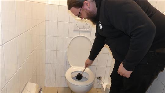 Irgendwo muss der Fäkalschlamm hin, das kostet. In Drochtersen dürfen sich nun die Besitzer von Kleinkläranlagen auf 2026 freuen - die Fäkalschlamm-Abfuhr wird endlich wieder etwas günstiger.