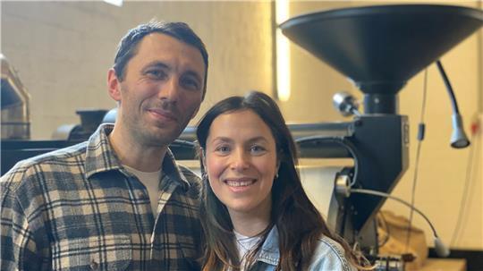 Irina und Alexander Becker führen die Buxtehuder Kaffeerösterei Iwersen fort.