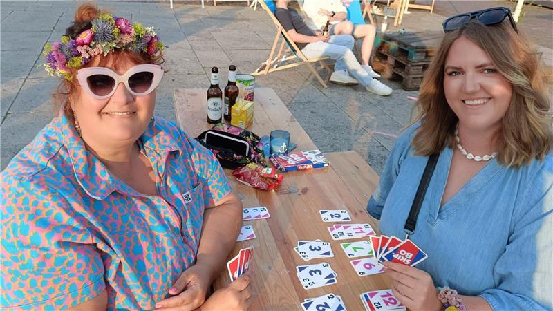 Wie war es in Stade? Die Lange Nacht im großen TAGEBLATT-Check Iris Eggert (links) und Klaudia Klee aus Stade beim Kartenzocken auf dem Ankerplatz.