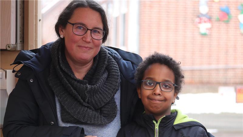 Iris Freyer und Tochter Aisha gucken sich gleich noch eine zweite Vorstellung an. „Entzückend“ sei der Flohzirkus, sagt Iris Freyer.