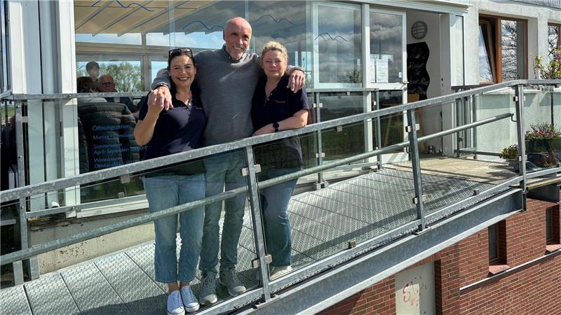 Iris Gosch (von links), Kai-Uwe Gosch und Antje Röthling vor ihrem Lokal Möwen-Nest am Yachthafen Neuenschleuse.