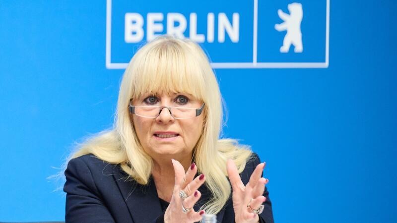 Großrazzia gegen Islamisten: Durchsuchungen auch in Berlin Iris Spranger (SPD), Berliner Senatorin für Inneres und Sport, spricht auf einer Pressekonferenz im Roten Rathaus.