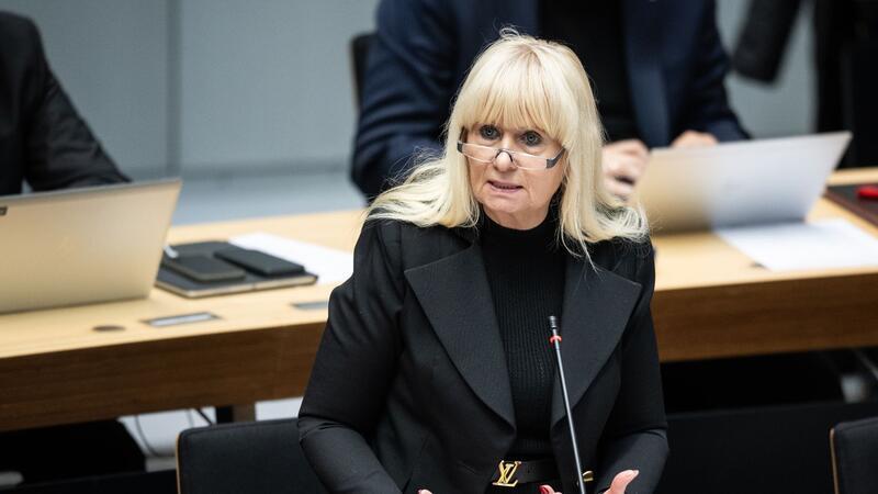 Berlins Innensenatorin zur RAF-Fahndung: Es gab Ruckeleien Iris Spranger (SPD), Berliner Senatorin für Inneres und Sport, spricht im Abgeordnetenhaus.