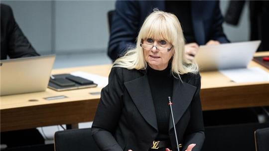 Iris Spranger (SPD), Berliner Senatorin für Inneres und Sport, spricht im Abgeordnetenhaus.