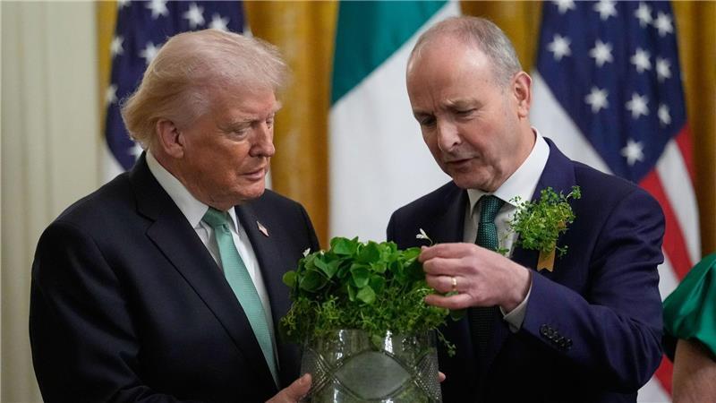 Irlands Premierminister Micheál Martin (r) überreicht US-Präsident Donald Trump eine Schale mit Kleeblättern .