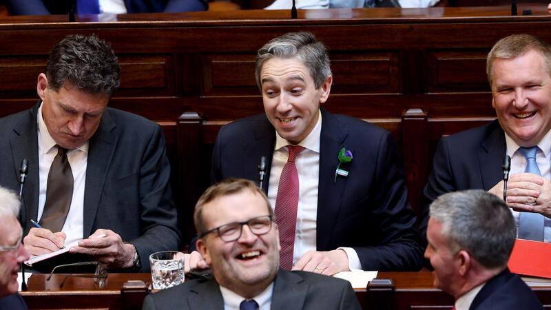 Simon Harris zum neuen Premier von Irland gewählt Irlands neuer Regierungschef: Simon Harris (M.).