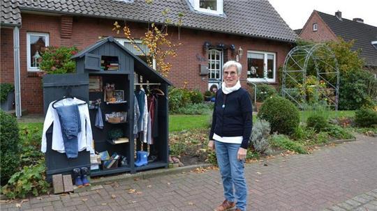 Irma Pape hat im Obergeschoss ihres Hauses in Selsingen einen Geflüchteten aus Syrien untergebracht. Die Rentnerin gibt gerne anderen etwas ab. Vor ihrem Haus pflegt sie ein Verschenke-Häuschen, in das Vorbeigehende gut erhaltene Kleidung, Bücher und Krimskrams stellen oder herausnehmen.