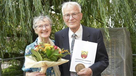Irmhild und Peter Brümmel freuen sich über die Ehrung.
