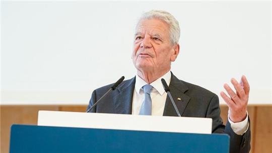 „Irritationen entstehen, wenn durch das Zögern der Regierung nicht nur die Chancen der Ukraine geringer werden, sondern die Bedrohung der freien Welt größer wird“: Alt-Bundespräsident Joachim Gauck.