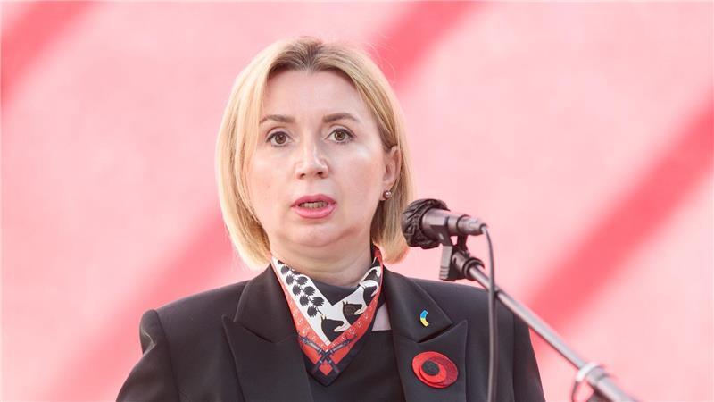 Iryna Tybinka, Generalkonsulin der Ukraine in Hamburg, war zunächst irritiert, als sie die ersten Skizzen der Platte sah.
