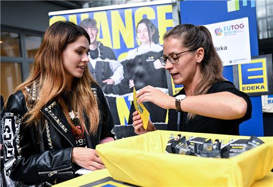Iryna (l) aus der Ukraine informiert sich auf der Jobmesse «FuTog Berlin» (FutureTogether Berlin) für Geflüchtete.
