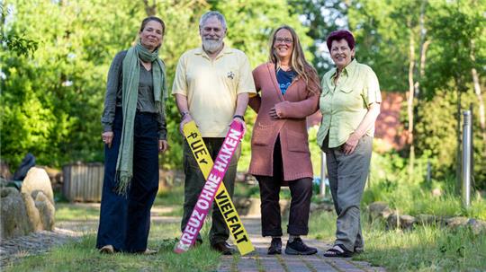 Isa von Bismarck-Osten (v.l.), Martin Raabe, Rita Karkhof und Elke Scherwinsky von der „Gruppe beherzt für Demokratie und Vielfalt“ 