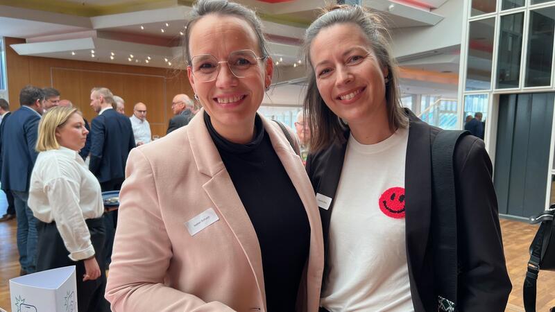 Isabel Schuldt (links) und Susanne Klehn von Eisbär-Eis in Apensen.