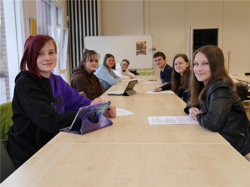 Isabel Umland (links) und Samira Quast haben den Vorsitz des Jugendbeirats der Gemeinde Drochtersen übernommen und starten nun mit dem Beirat eine Umfrage in der Elbmarschen-Schule . Foto: Umland