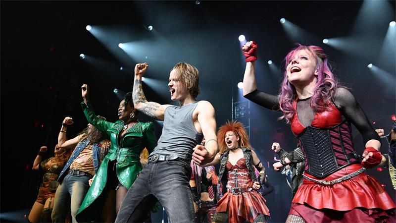 Isabel Waltsgott (r) spielte zuletzt die Rolle des Scaramouche in „We will rock you“. (Archivbild)