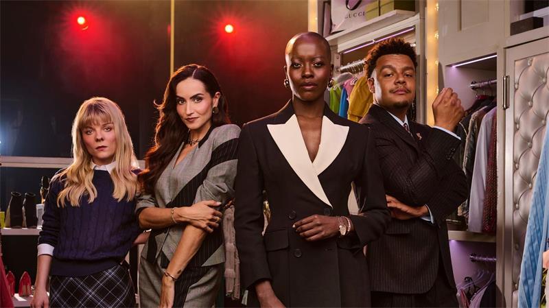 Isabel Waltsgott (v.l.), Alexandra-Yoana Alexandrova, Florence Kasumba und Elindo Avastia sind die neuen Hauptdarsteller des Hamburger Musicals „Der Teufel trägt Prada“.