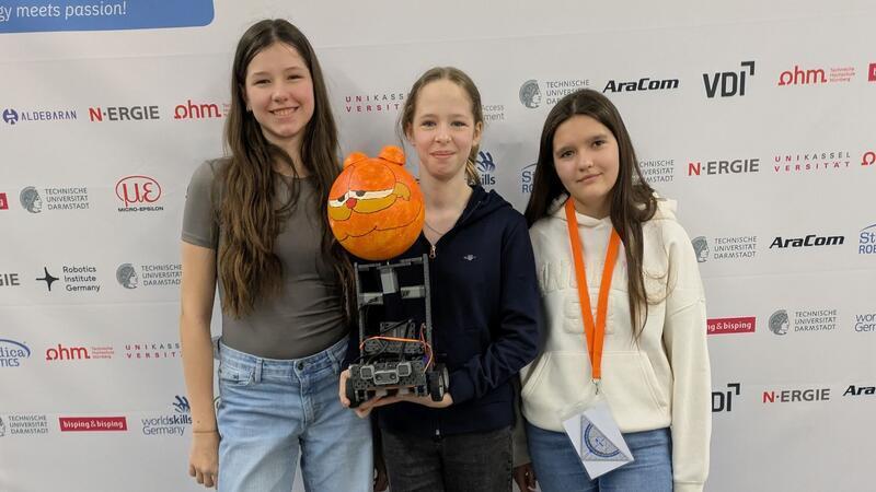 RoboCup-Junior: Athe-Schülerinnen für Europameisterschaft qualifiziert Isabell Gerken, Finja Dölitsch und Julia Jantke vom Team atheEats haben sich mit ihrem Roboter Garfield für die Europameisterschaft qualifiziert.