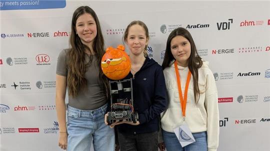 Isabell Gerken, Finja Dölitsch und Julia Jantke vom Team atheEats haben sich mit ihrem Roboter Garfield für die Europameisterschaft qualifiziert.
