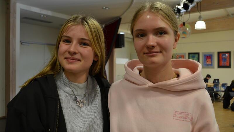 Was ist Diplomatie? Ehemaliger Botschafter zu Gast in Drochtersen Isabell Umland und Melly Rabending (rechts) fanden spannend, was Volker Stanzel über die verschiedenen Krisenherde der Welt berichtete.