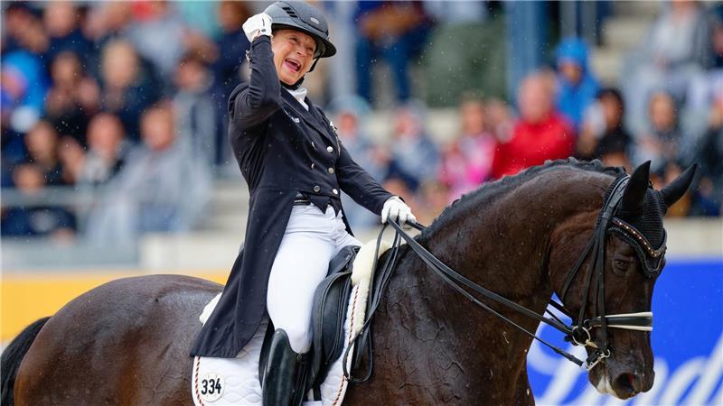 Bilder des Tages Isabell Werth jubelt beim Großen Dressurpreis von Aachen
