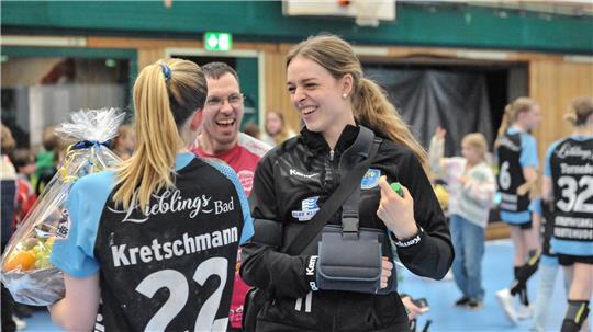 Isabelle Dölle ist nah dran am Team. Hier freut sie sich nach dem Sieg gegen Zwickau mit der Spielerin des Spiels, Levke Kretschmann, die ihren Ausfall mit kompensieren muss.
