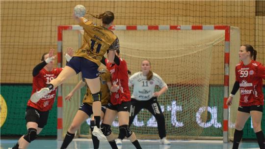 Isabelle Dölle trifft ins THC-Tor. Die frühere BSV-Torhüterin Laura Kuske ist geschlagen.