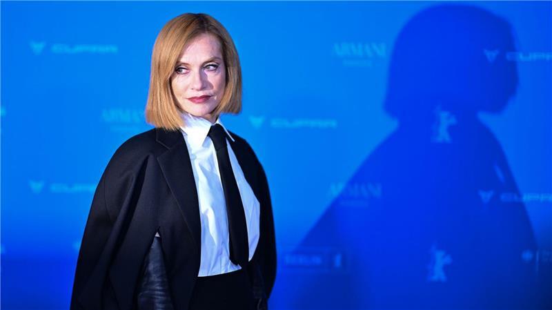 Isabelle Huppert steht während der Premiere des Films „Die Blutgräfin“ („The Blood Countess“) auf dem Roten Teppich bei der Berlinale