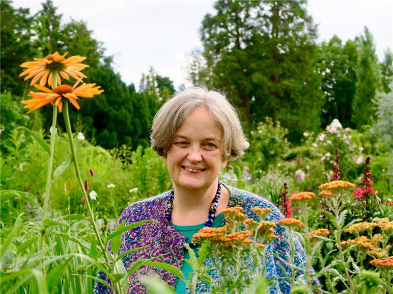 Isabelle Van Groeningen ist Gartenhistorikerin, Leiterin der Königlichen Gartenakademie in Berlin und Trägerin des Deutschen Gartenbuchpreises 2022. Foto: Daniela David/dpa