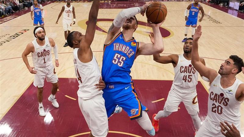 NBA: Hartenstein und Thunder verlieren Topspiel Isaiah Hartenstein (M.) machte ein starkes Spiel.