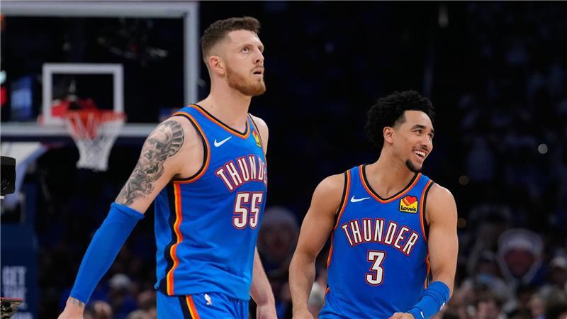 Isaiah Hartenstein (l) überzeugte beim Sieg gegen die San Antonio Spurs.