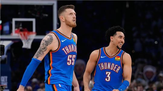 Isaiah Hartenstein (l) überzeugte beim Sieg gegen die San Antonio Spurs.
